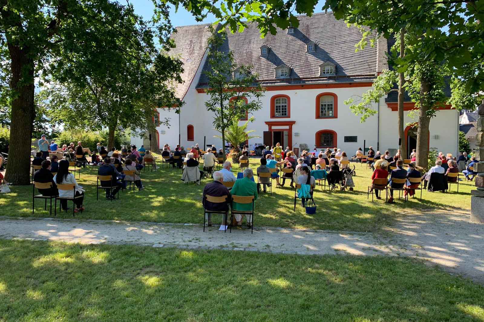 Hier geht es zu einer Diashow, bei der Bilder vom 'GIFF Gottesdienst in Oberkotzau' gezeigt werden.